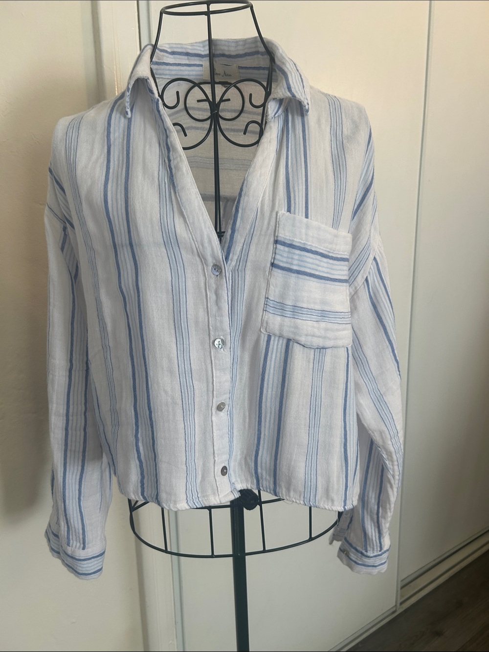 Love Notes White and Light Blue Striped Button-Down Long Sleeve Shirt Size M